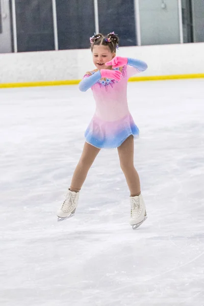 Kleines Mädchen Übt Eiskunstlauf Der Eishalle — Stockfoto