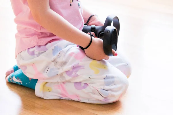 Dívka Hraje Virtuální Realitu Hry Obývacím Pokoji — Stock fotografie