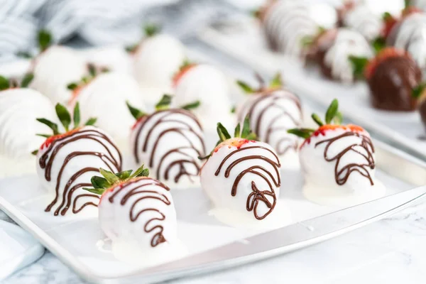 Bio Erdbeeren Schokolade Getaucht Und Auf Pergamentpapier Getrocknet — Stockfoto