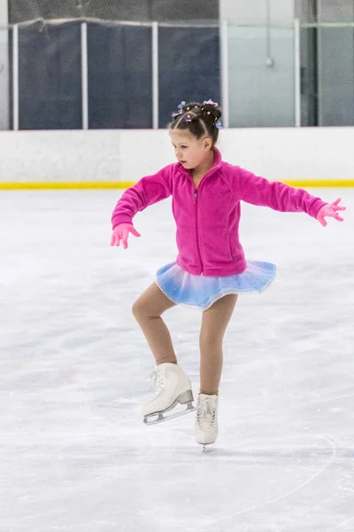 Kleines Mädchen Übt Eiskunstlauf Der Eishalle — Stockfoto