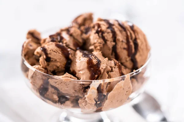 Servir Helado Casero Chispas Chocolate Rociado Con Chocolate Tazón Vidrio — Foto de Stock