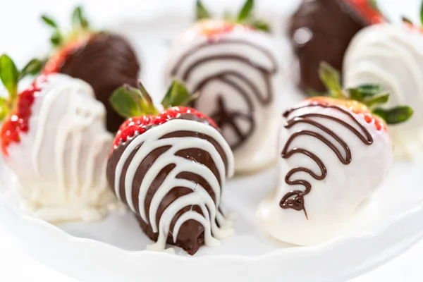 Morangos Mergulhados Chocolate Branco Escuro Uma Banca Bolo Branco — Fotografia de Stock