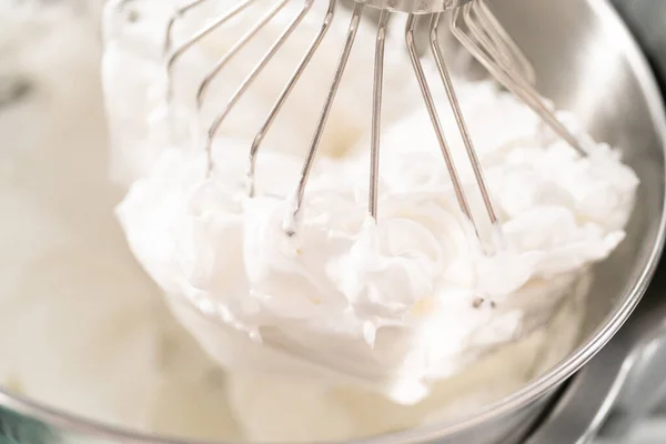 キッチンミキサーでイタリアのバタークリームを泡立てる — ストック写真