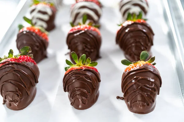 Bio Erdbeeren Schokolade Getaucht Und Auf Pergamentpapier Getrocknet — Stockfoto