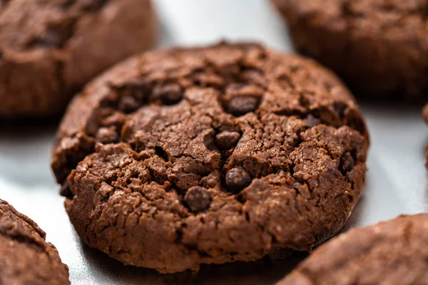 Frisch Gebackene Double Chocolate Chip Cookies Auf Einem Backblech — Stockfoto