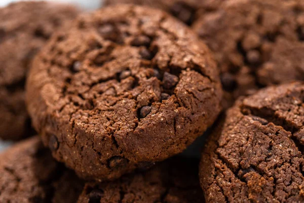 Frisch Gebackene Double Chocolate Chip Cookies Auf Einem Weißen Teller — Stockfoto