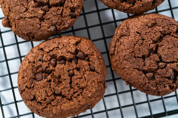 Biscoitos Chocolate Duplo Recém Assados Rack Resfriamento — Fotografia de Stock