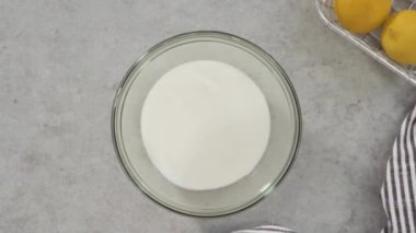 Zaman aşımı. Düz yatıyordu. Limonlu kek pişirmek için bardaktaki karışımlar..