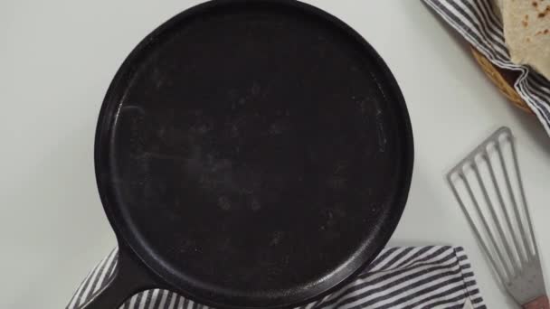 Пласка Лежала Готуємо Домашній Плоский Хліб Чавунній Сковороді — стокове відео