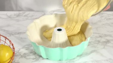 Zaman aşımı. Adım adım. Pasta hamurunu kek tepsisine dolduruyorum..