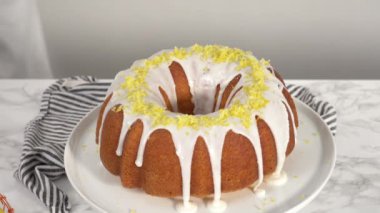 Adım adım. Limonlu kekin üzerine limon tadı serpiştirilmiş..