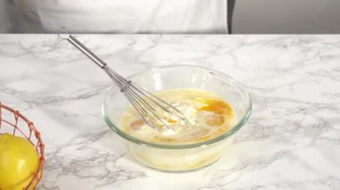 Adım adım. Limonlu kek hazırlamak için karıştırma kabındaki malzemeleri karıştırıyorum..