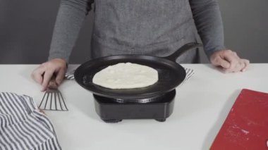 Zaman aşımı. Dökme demir tavada ev yapımı ekmek hazırlıyorum..
