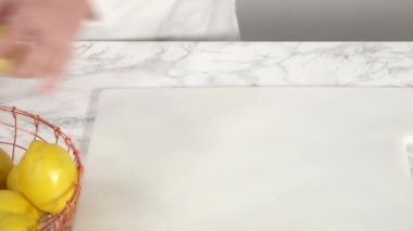 Adım adım. Küçük bir bardağa taze limon suyu sıkıyorum..