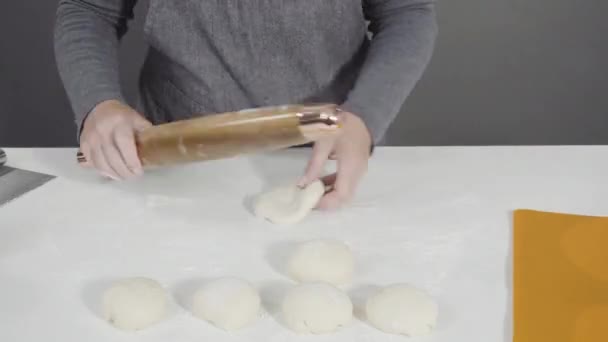 Zaman Aşımı Yapımı Ekmek Yapmak Için Fransız Merdanesiyle Rulo Ekmek — Stok video