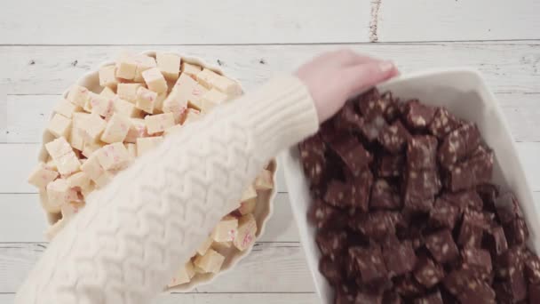 Düz Yatıyordu Adım Adım Şeker Kamışı Şekerlemesi Beyaz Servis Tabağında — Stok video