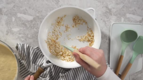 Piatto Passo Dopo Passo Fiocchi Cocco Tostati Una Padella Bianca — Video Stock