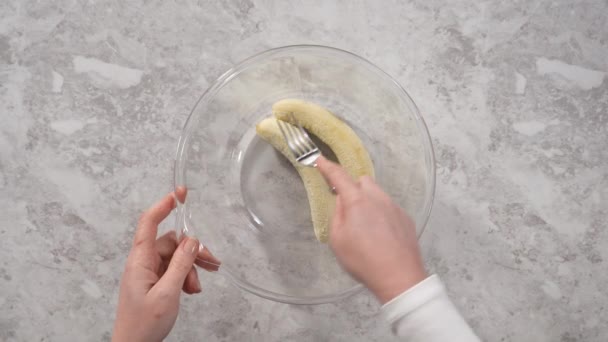 Quebrando Bananas Rasgadas Uma Tigela Mistura Vidro Para Preparar Panquecas — Vídeo de Stock