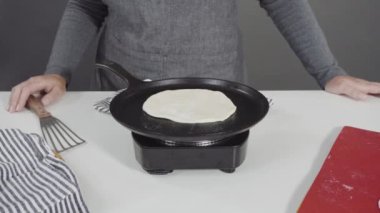 Dökme demir tavada ev yapımı ekmek hazırlıyorum..