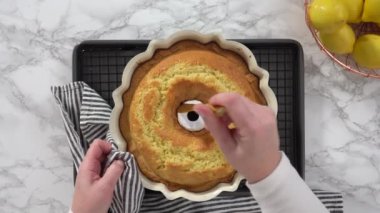 Düz yatıyordu. Adım adım. Taze fırınlanmış limonlu kek..