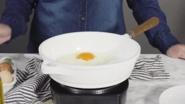 Beyaz tavada taze yumurta kızartıyorlar..