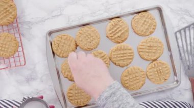 Zaman aşımı. Düz yatıyordu. Adım adım. Fırında pişmiş fıstık ezmeli kurabiyeler..