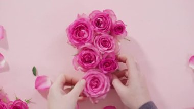 Zaman aşımı. Düz yatıyordu. Pembe güller ve pembe arka planda gül yaprakları.