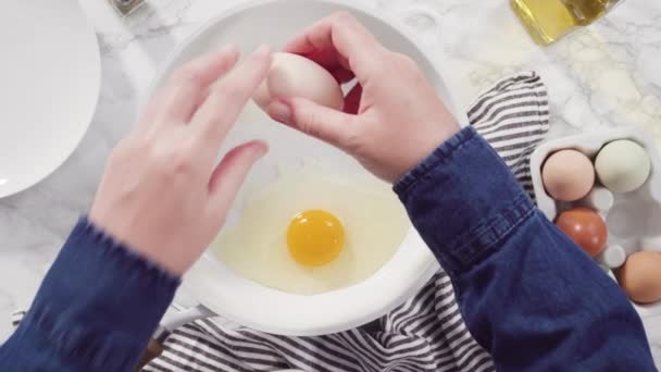 Plat Gelegd Braadboerderij Verse Eieren Een Witte Koekenpan — Stockvideo