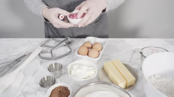 Ingredienser För Att Baka Röda Sammetsmuffins — Stockvideo