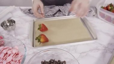 Zaman aşımı. Adım adım. Çikolata soslu çilek yapmak için bir tepside organik çilek düzenlemek..