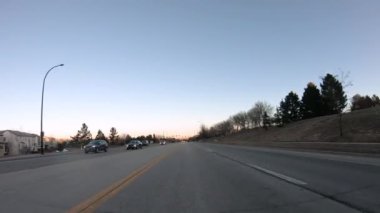 Denver, Colorado, ABD-15 Ocak 2020 - Amerika 'nın banliyölerinde tipik asfalt yollarda sürüş.