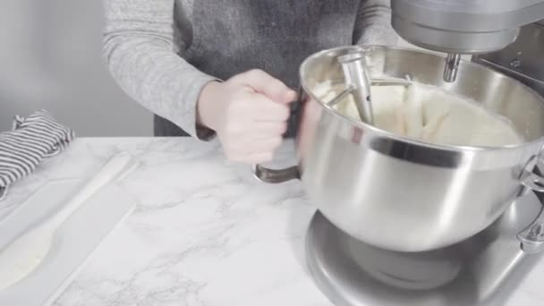Schritt Für Schritt Zutaten Einem Stehenden Küchenmixer Mischen Frischkäse Zuckerguss — Stockvideo