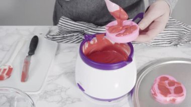 Adım adım. Erimiş kırmızı çikolata parçalarından çikolata kalpler ve öpücükler yapmak.