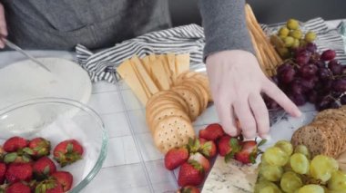 Adım adım. Taze meyve, gurme peynir ve kraker ile peynir tabağı hazırlıyorum..