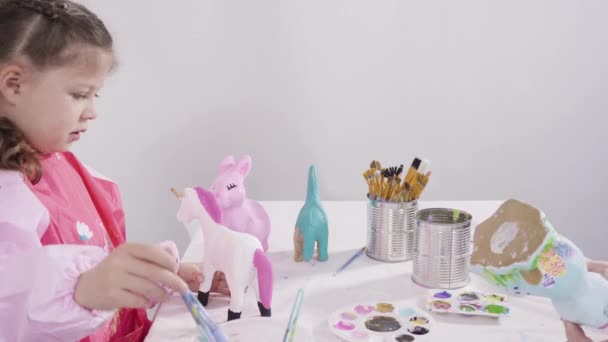 Pequeña Niña Pintando Papel Figuritas Mache Con Pintura Acrílica Para — Vídeos de Stock