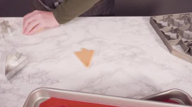 Adım adım. Şekerli kurabiye hamurundan Noel kurabiyeleriyle şekiller kesiyorum..