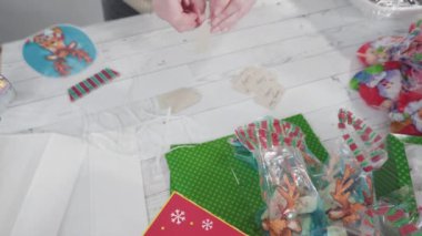 Adım adım. Ev yapımı macadamia şekerlemesi küçük hediye paketlerine konuyor..