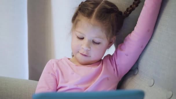 Klein Meisje Dat Boeken Leest Haar Tablet Thuisschool — Stockvideo