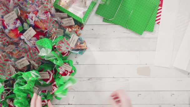 平置きだ 一歩ずつ 手作りのファッジとクッキーをクリスマスギフトボックスにパッケージ化する — ストック動画