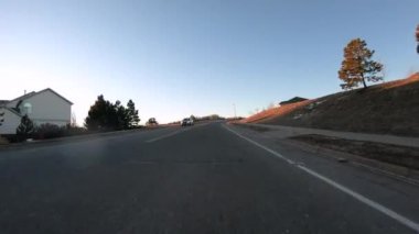 Denver, Colorado, ABD-15 Ocak 2020 - Amerika 'nın lüks semtlerinde tipik kaldırımlı yollarda sürüş.