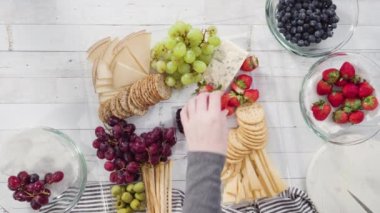 Düz yatıyordu. Adım adım. Taze meyve, gurme peynir ve kraker ile peynir tabağı hazırlıyorum..