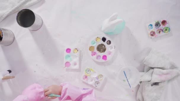 Ležel Dívka Malování Papír Mache Figurky Akrylovou Barvou Pro Její — Stock video