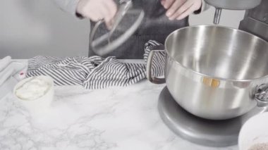 Adım adım. Kırmızı kadife kekler pişirmek için mutfak mikserinin malzemelerini karıştırıyorum..