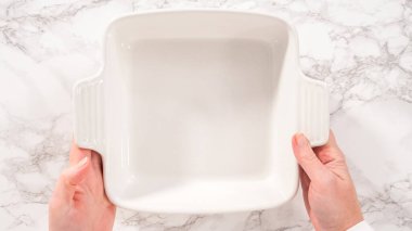 Düz yatıyordu. Adım adım. Mutfak tezgahında boş seramik fırın tabağı.