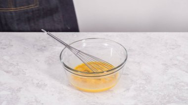 Adım adım. Hindistancevizli muzlu krep hazırlamak için cam karıştırma kabında malzemeleri karıştırıyorum..