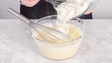 Adım adım. Hindistancevizli muzlu krep hazırlamak için cam karıştırma kabında malzemeleri karıştırıyorum..