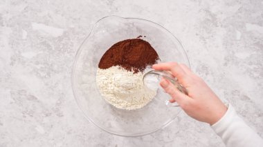 Düz yatıyordu. Adım adım. Tek boynuzlu at gökkuşağı çikolatalı keklerin karışımı..