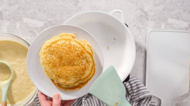 Düz yatıyordu. Adım adım. Kızarmış hindistancevizli muzlu krep yapış yapış olmayan tavada.