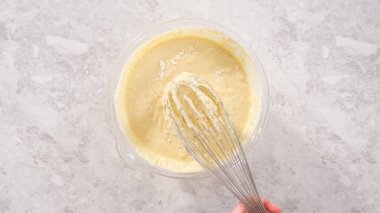 Düz yatıyordu. Adım adım. Hindistancevizli muzlu krep hazırlamak için cam karıştırma kabında malzemeleri karıştırıyorum..