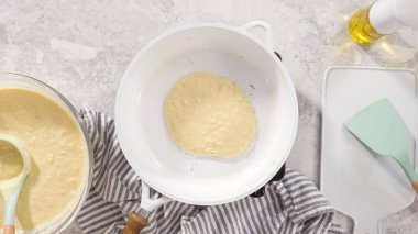 Düz yatıyordu. Adım adım. Kızarmış hindistancevizli muzlu krep yapış yapış olmayan tavada.